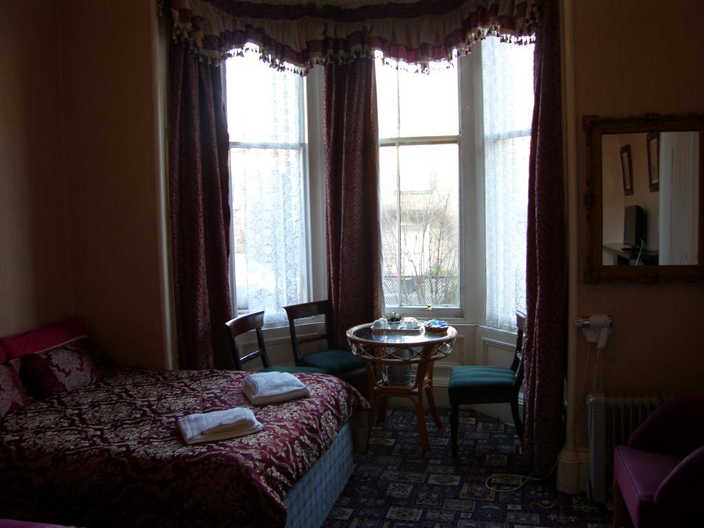 אדינבורו Regis Guest House חדר תמונה